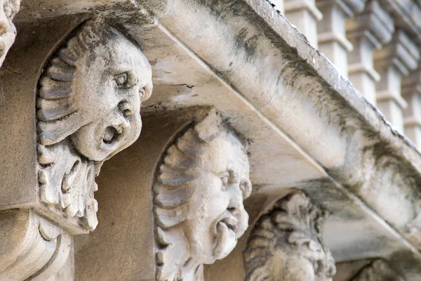 Mascarons, Sicilya'daki Syracuse eyaletinde bir barok saray balkon altında komik yüzü olan görünümünü portre