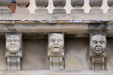 Mascarons, Sicilya'daki Syracuse eyaletinde bir barok saray balkon altında komik yüzü olan görünümünü portre