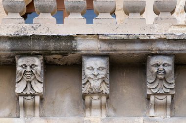 Mascarons, Sicilya'daki Syracuse eyaletinde bir barok saray balkon altında komik yüzü olan görünümünü portre