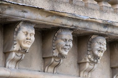 Mascarons, Sicilya'daki Syracuse eyaletinde bir barok saray balkon altında komik yüzü olan görünümünü portre