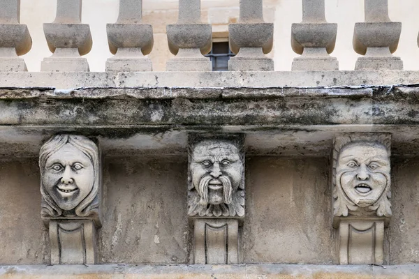Mascarons, Sicilya'daki Syracuse eyaletinde bir barok saray balkon altında komik yüzü olan görünümünü portre