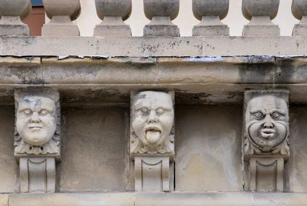 Mascarons, Sicilya'daki Syracuse eyaletinde bir barok saray balkon altında komik yüzü olan görünümünü portre