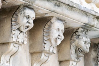 Mascarons, Sicilya'daki Syracuse eyaletinde bir barok saray balkon altında komik yüzü olan görünümünü portre