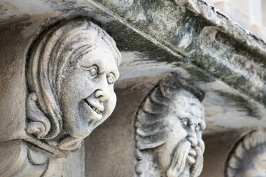 Mascarons, Sicilya'daki Syracuse eyaletinde bir barok saray balkon altında komik yüzü olan görünümünü portre