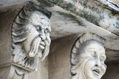 Mascarons, Sicilya'daki Syracuse eyaletinde bir barok saray balkon altında komik yüzü olan görünümünü portre