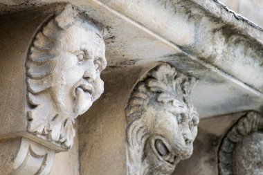 Mascarons, Sicilya'daki Syracuse eyaletinde bir barok saray balkon altında komik yüzü olan görünümünü portre