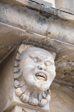 Mascarons, Sicilya'daki Syracuse eyaletinde bir barok saray balkon altında komik yüzü olan görünümünü portre
