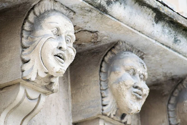 Vue Rapprochée Mascarons Aux Visages Drôles Sous Balcon Palais Baroque — Photo