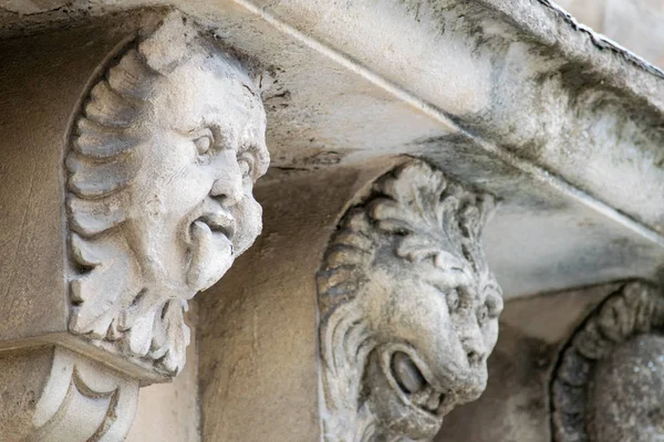 Closeup Véve Egy Vicces Arc Egy Barokk Palota Syracuse Szicília — Stock Fotó