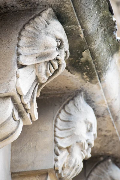 Mascarons, Sicilya'daki Syracuse eyaletinde bir barok saray balkon altında komik yüzü olan görünümünü portre