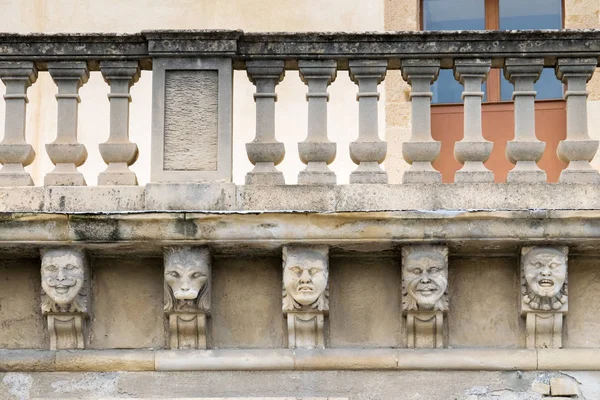 Mascarons, Sicilya'daki Syracuse eyaletinde bir barok saray balkon altında komik yüzü olan görünümünü portre