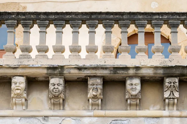 Vista Cerca Los Mascarones Con Caras Divertidas Bajo Balcón Palacio — Foto de Stock