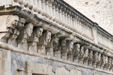 Mascarons, Sicilya'daki Syracuse eyaletinde bir barok saray balkon altında komik yüzü olan görünümünü portre