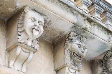 Mascarons, Sicilya'daki Syracuse eyaletinde bir barok saray balkon altında komik yüzü olan görünümünü portre