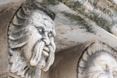 Mascarons, Sicilya'daki Syracuse eyaletinde bir barok saray balkon altında komik yüzü olan görünümünü portre