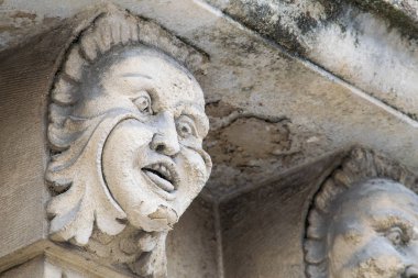 Mascarons, Sicilya'daki Syracuse eyaletinde bir barok saray balkon altında komik yüzü olan görünümünü portre