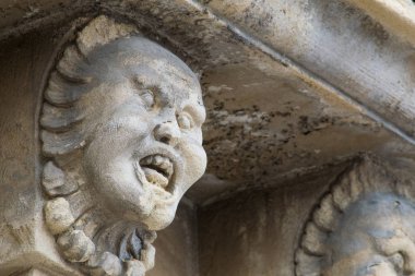 Mascarons, Sicilya'daki Syracuse eyaletinde bir barok saray balkon altında komik yüzü olan görünümünü portre