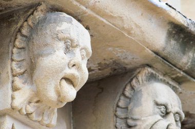Mascarons, Sicilya'daki Syracuse eyaletinde bir barok saray balkon altında komik yüzü olan görünümünü portre