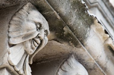 Mascarons, Sicilya'daki Syracuse eyaletinde bir barok saray balkon altında komik yüzü olan görünümünü portre