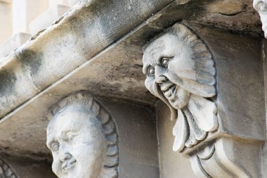 Mascarons, Sicilya'daki Syracuse eyaletinde bir barok saray balkon altında komik yüzü olan görünümünü portre