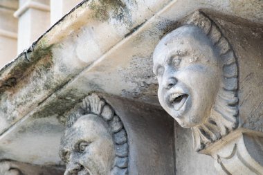 Mascarons, Sicilya'daki Syracuse eyaletinde bir barok saray balkon altında komik yüzü olan görünümünü portre