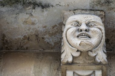 Mascarons, Sicilya'daki Syracuse eyaletinde bir barok saray balkon altında komik yüzü olan görünümünü portre