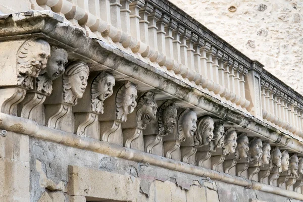 Vista Cerca Los Mascarones Con Caras Divertidas Bajo Balcón Palacio — Foto de Stock