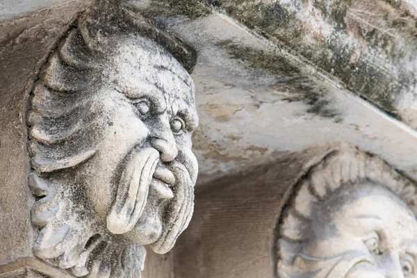 Vista Cerca Los Mascarones Con Caras Divertidas Bajo Balcón Palacio — Foto de Stock