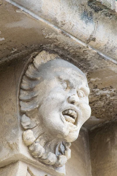 Mascarons, Sicilya'daki Syracuse eyaletinde bir barok saray balkon altında komik yüzü olan görünümünü portre
