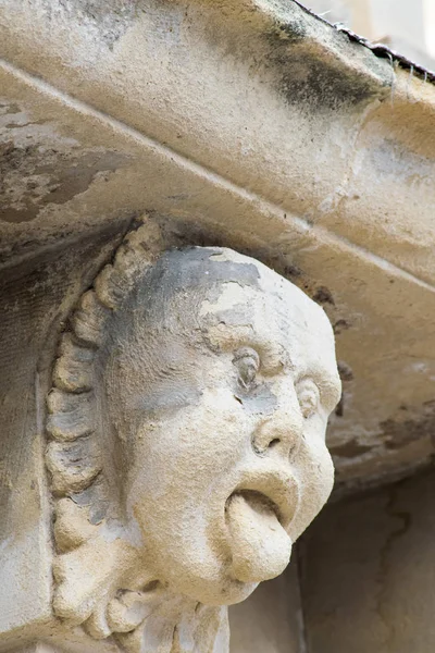 Mascarons, Sicilya'daki Syracuse eyaletinde bir barok saray balkon altında komik yüzü olan görünümünü portre
