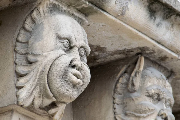 Vista Perto Mascarons Com Uma Cara Engraçada Sob Varanda Palácio — Fotografia de Stock