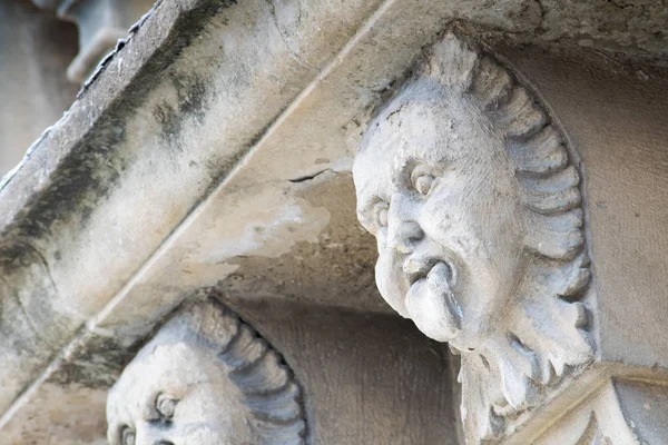 Vista Perto Mascarons Com Uma Cara Engraçada Sob Varanda Palácio — Fotografia de Stock