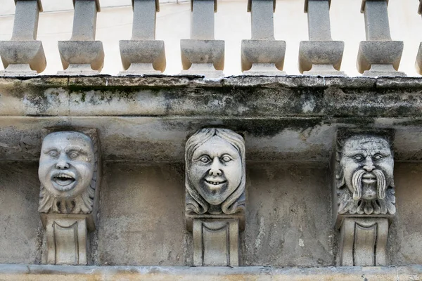 Mascarons, Sicilya'daki Syracuse eyaletinde bir barok saray balkon altında komik yüzü olan görünümünü portre