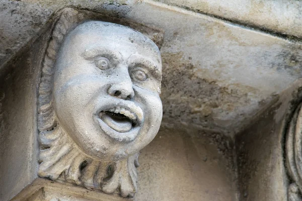 Mascarons, Sicilya'daki Syracuse eyaletinde bir barok saray balkon altında komik yüzü olan görünümünü portre