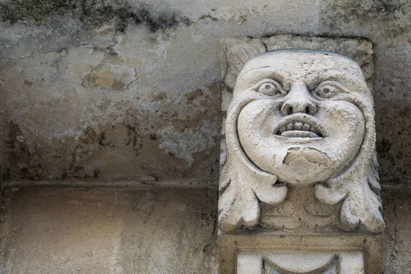 Mascarons, Sicilya'daki Syracuse eyaletinde bir barok saray balkon altında komik yüzü olan görünümünü portre