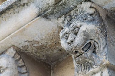 Sicilya'daki Syracuse eyaletinde bir barok saray balkon altında tipik Barok mascarons
