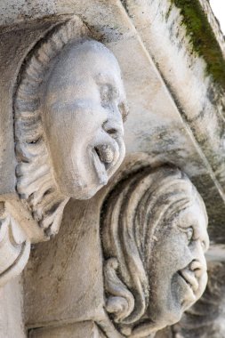 Mascarons, Sicilya'daki Syracuse eyaletinde bir barok saray balkon altında komik yüzü olan görünümünü portre