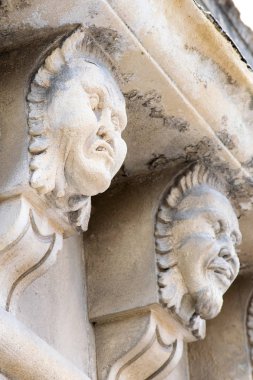 Mascarons, Sicilya'daki Syracuse eyaletinde bir barok saray balkon altında komik yüzü olan görünümünü portre