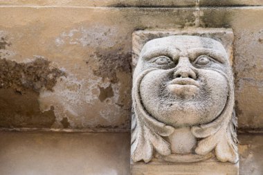 Mascarons, Sicilya'daki Syracuse eyaletinde bir barok saray balkon altında komik yüzü olan görünümünü portre