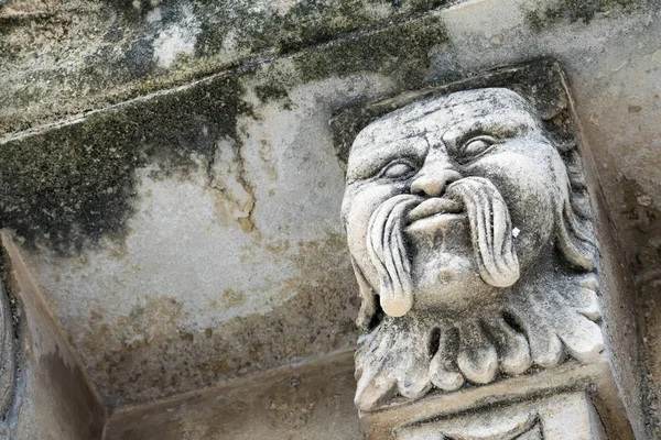 Mascarons, Sicilya'daki Syracuse eyaletinde bir barok saray balkon altında komik yüzü olan görünümünü portre