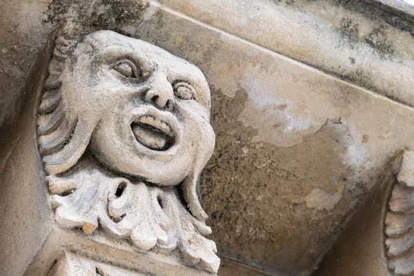 Mascarons, Sicilya'daki Syracuse eyaletinde bir barok saray balkon altında komik yüzü olan görünümünü portre