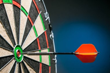 Kırmızı bir dart tahtası bullseye üzerinde görünümünü yakın çekim