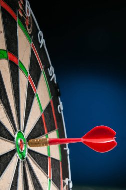 Kırmızı bir dart tahtası bullseye üzerinde görünümünü yakın çekim