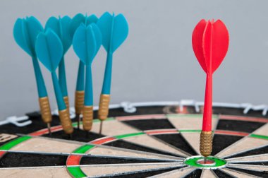 Kırmızı bir ok bullseye ve mavi dart arka planda hep birlikte bir grup görmek