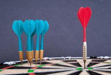 Kırmızı bir ok bullseye ve mavi dart arka planda hep birlikte bir grup görmek