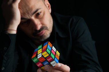 Modern sorunları: bir Rubik küpü işleme ve her yüz hayat başka bir soru hayal adam
