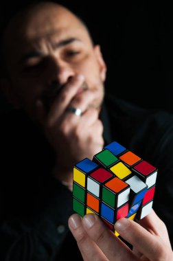Modern sorunları: bir Rubik küpü işleme ve her yüz hayat başka bir soru hayal adam