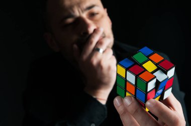 Modern sorunları: bir Rubik küpü işleme ve her yüz hayat başka bir soru hayal adam