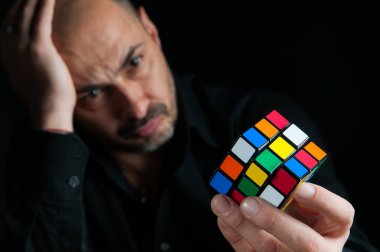 Modern sorunları: bir Rubik küpü işleme ve her yüz hayat başka bir soru hayal adam