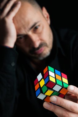 Modern sorunları: bir Rubik küpü işleme ve her yüz hayat başka bir soru hayal adam